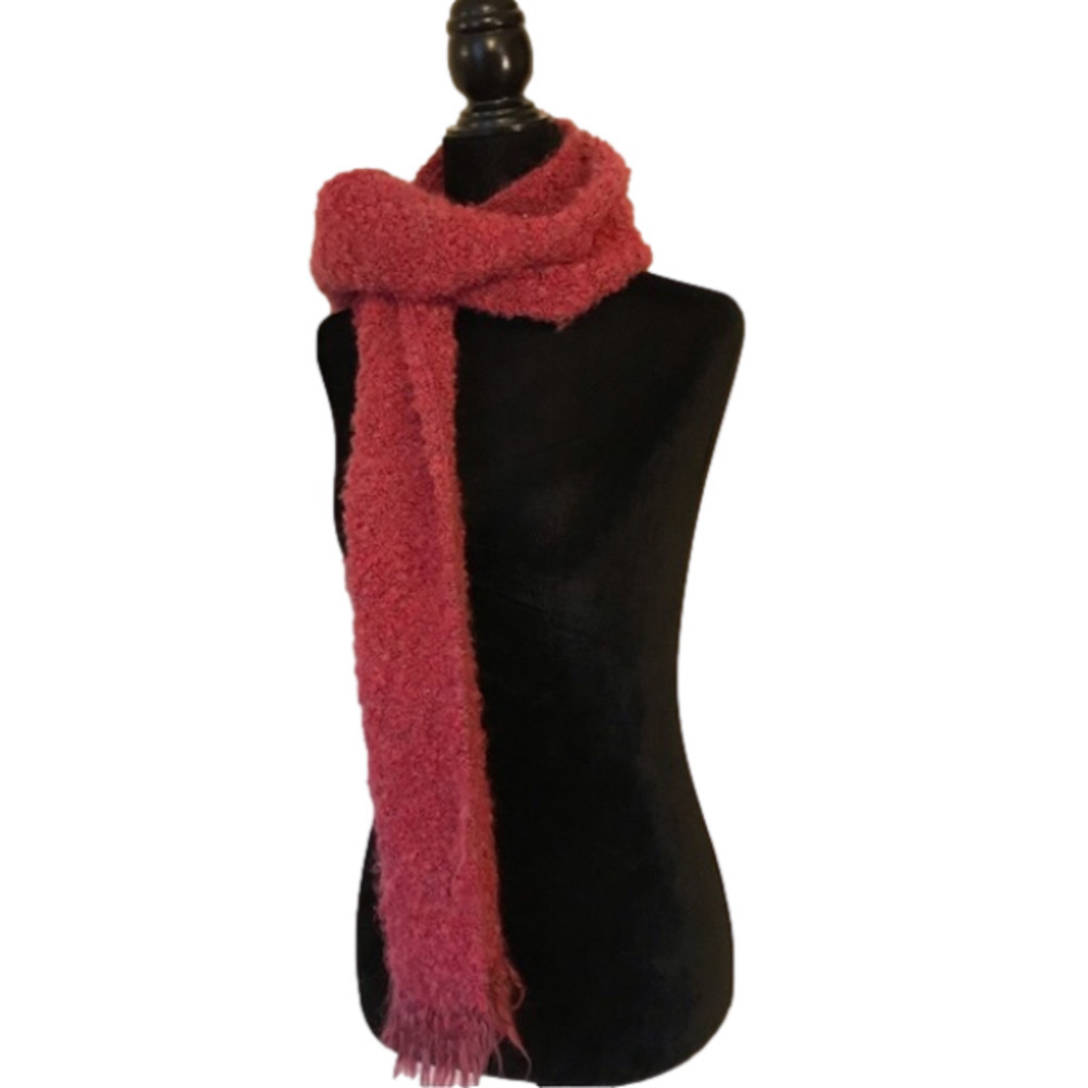 BLARNEY Woolen Mills women’s pink knitted scarf.
